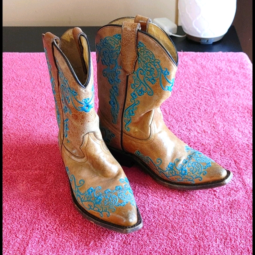 Corral Boots tan with turquoise stitching
